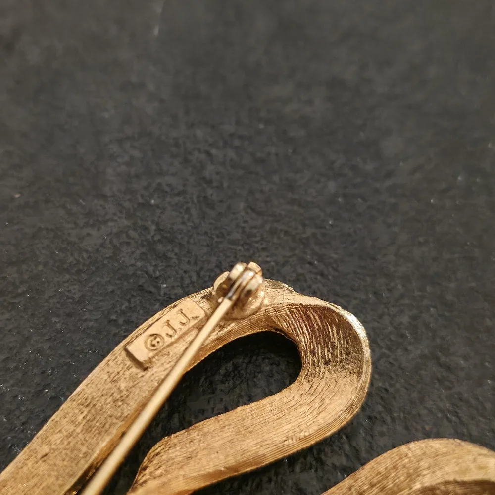 Vintage JJ Jonette Jewelry Signed Abstract Heart Ribbon Brooch – Textured Gold T